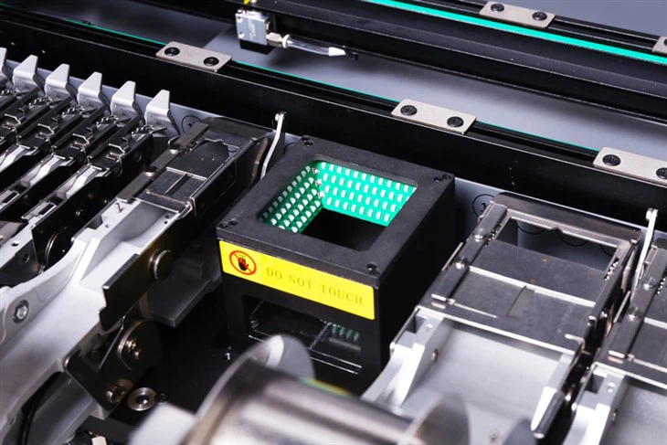 SMT Pick And Place Machine For LED Assembly Line